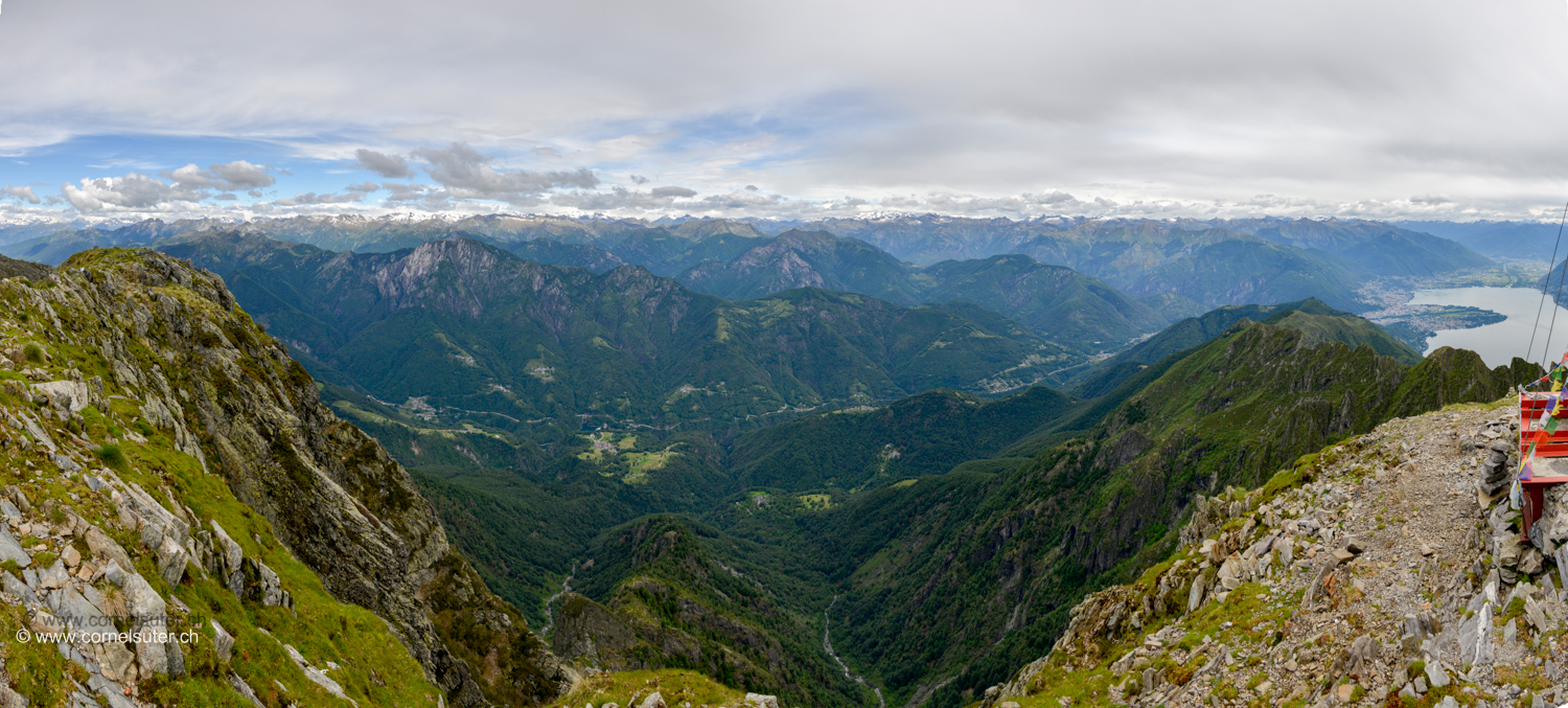 Pano, das Centovalli und rechts der Lago Maggiore.