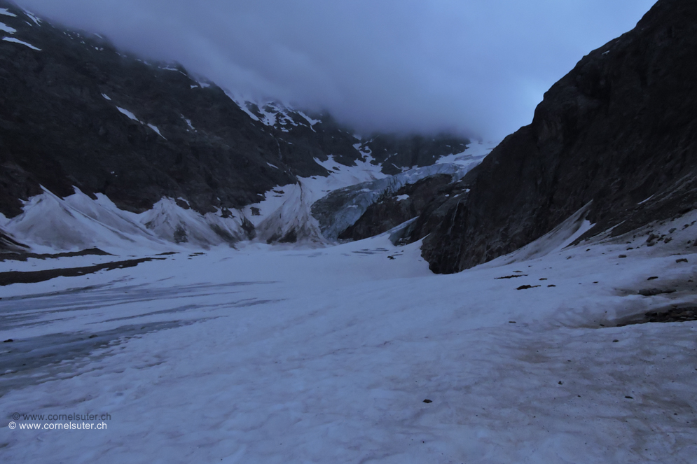 Nach 25min Ski tragen, angekommen auf dem Steigletscher. Die Hochnebel artige Bewölkung wird heute sehr zäch sein.