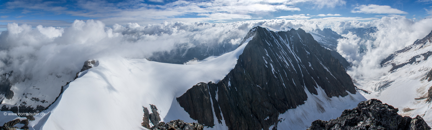 Links der Tierberg Vorgipfel/Skigipfel Pt.3309. Mitte Bild das Gwächtenhorn 3420m und der Westgrat.