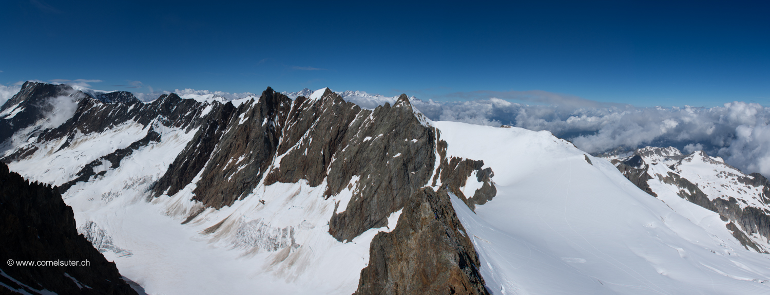 Angekommen auf dem Gwächtenhorn 3420m. Pano Sicht hinüber zum Mittler Tierberg und Vorder Tierberg, ganz links der Eggstock 3554m
