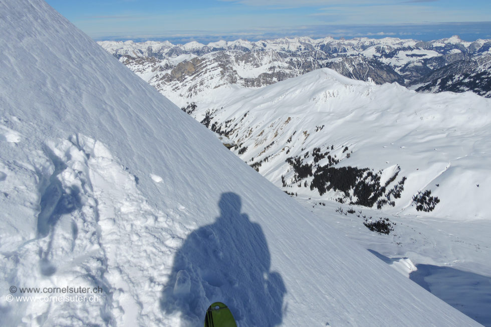 Spitzkehre bis an den Rand mit Sicht ins Färmel Tal.