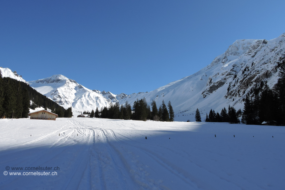 Sicht zurück, rechts oben das Albristhore 2762m, links der Gsür 2708m