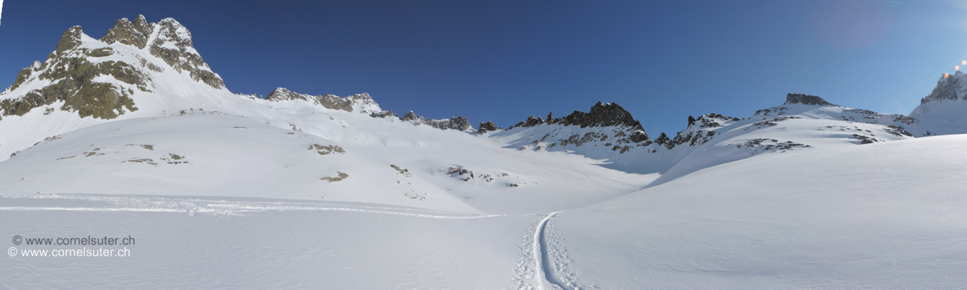 Nach der Steilstufe Sicht auf den Seewenzwächten (Gletscher) oben etwas Links von der Mitte der Bächenstock 3010m.