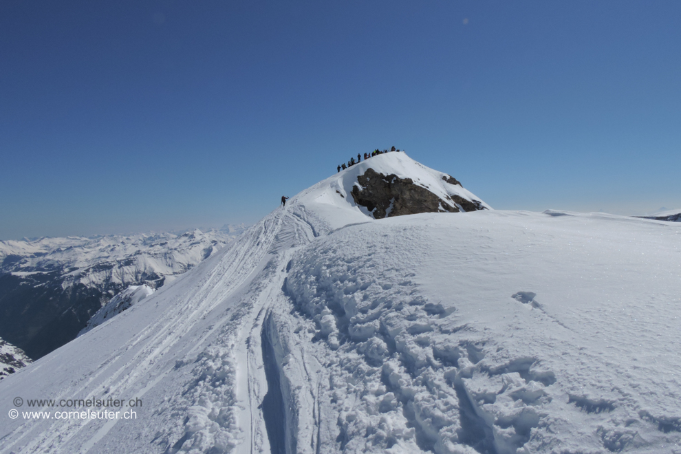 Ankunft auf dem Gemsfaiernstock 2972m, es sind schon eine Menge Tourengänger am Gipfel....