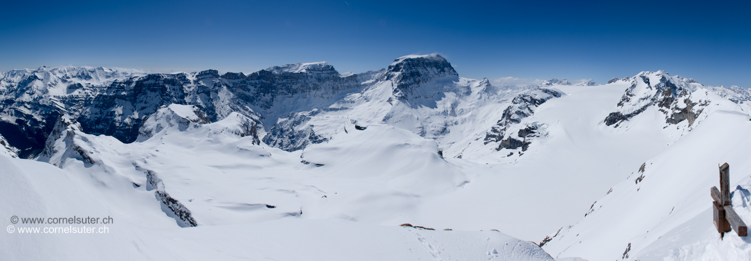 Pano - Bild auf dem Gemsfaiernstock, links das Linthal, oben der Bifertenstock 3419m und Tödi 3614m, noch scheint alles ruhig zu sein, kleine Schneefahnen am Tödi