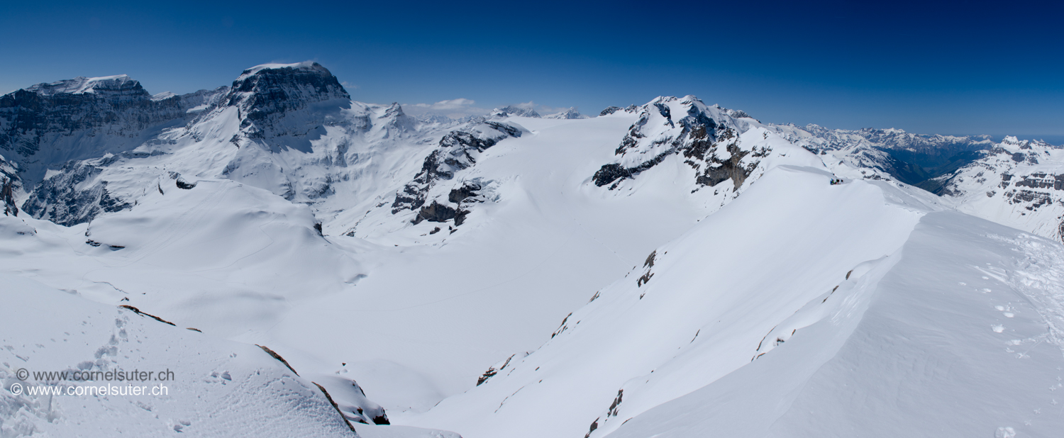 Pano - Bild auf dem Gemsfaiernstock, links der Bifertenstock 3419m bis nach rechts zum Schächental und Schächentaler Windgällen