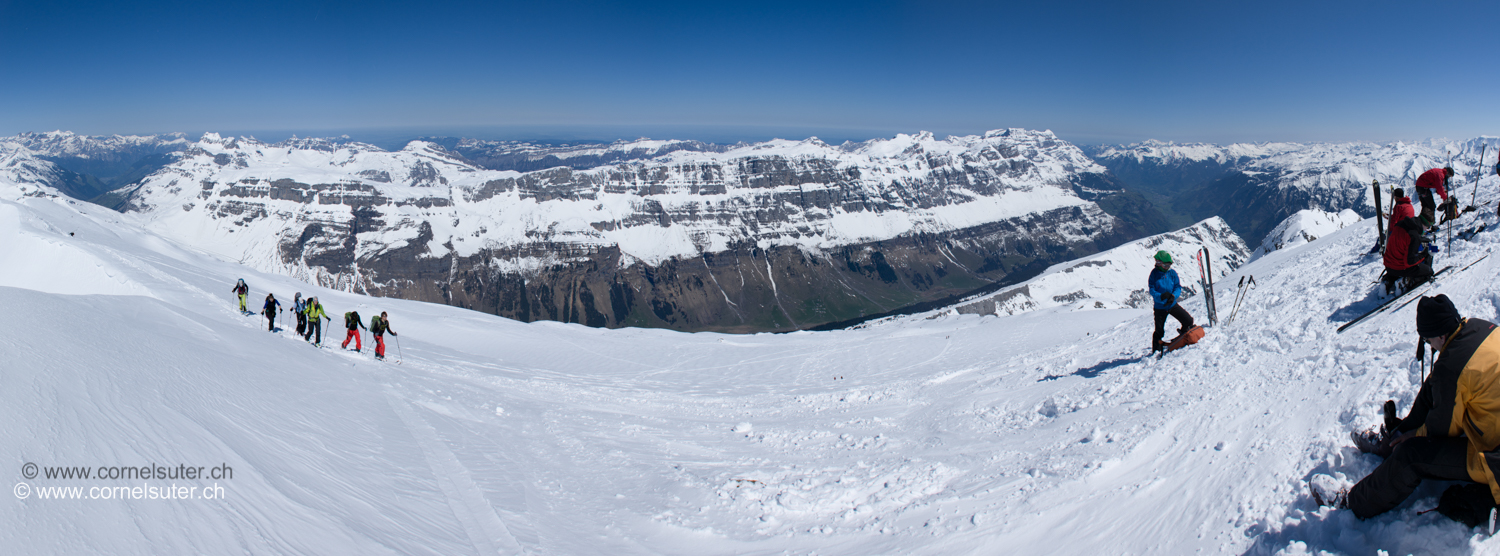 Pano - Bild auf dem Gemsfaiernstock, links das Schächental bis nach rechts zum Urnerboden und Linthal