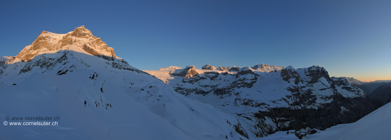 Am nächsten Morgen Angekommen beim Ochsenkopf (Klick, Karte) Morgenstimmung, links oben der Tödi