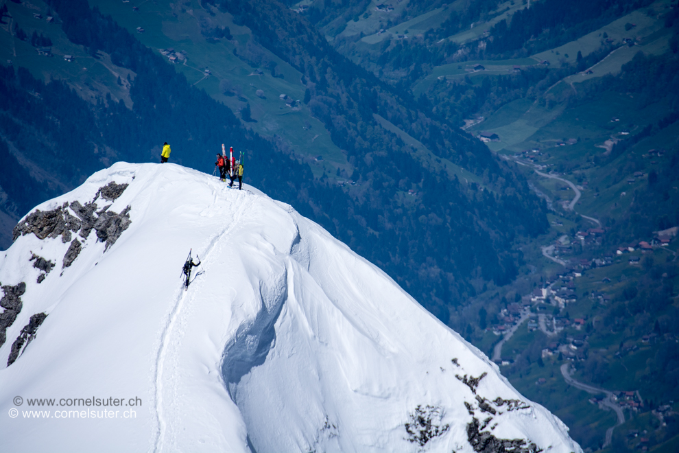 Skibergsteiger auf dem Clariden Vorgipfel 3191m.Oben noch tiefster Winter, unten im Schächental bereits Sommer. (06.Mai 2016 / 11:55 Uhr)