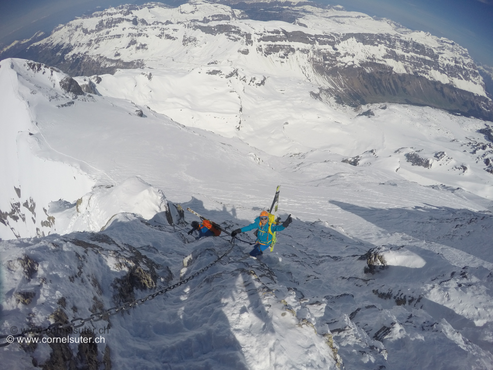 Im Westgrat mit Tiefblick in die Clariden Nordwand (Bild von Philipp)