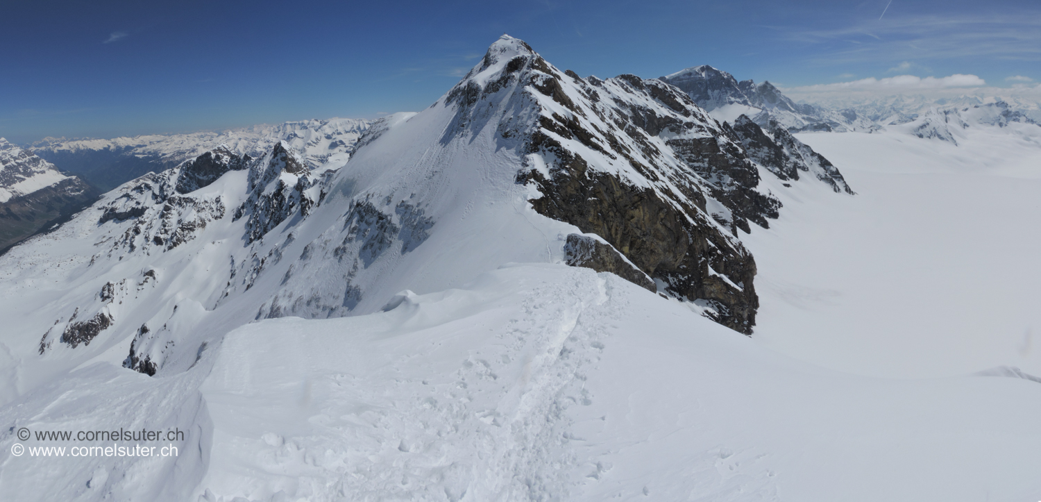 Angekommen auf dem Vorgipfel 3191m Sicht zurück über den Westgrat zum Clariden 3267m.