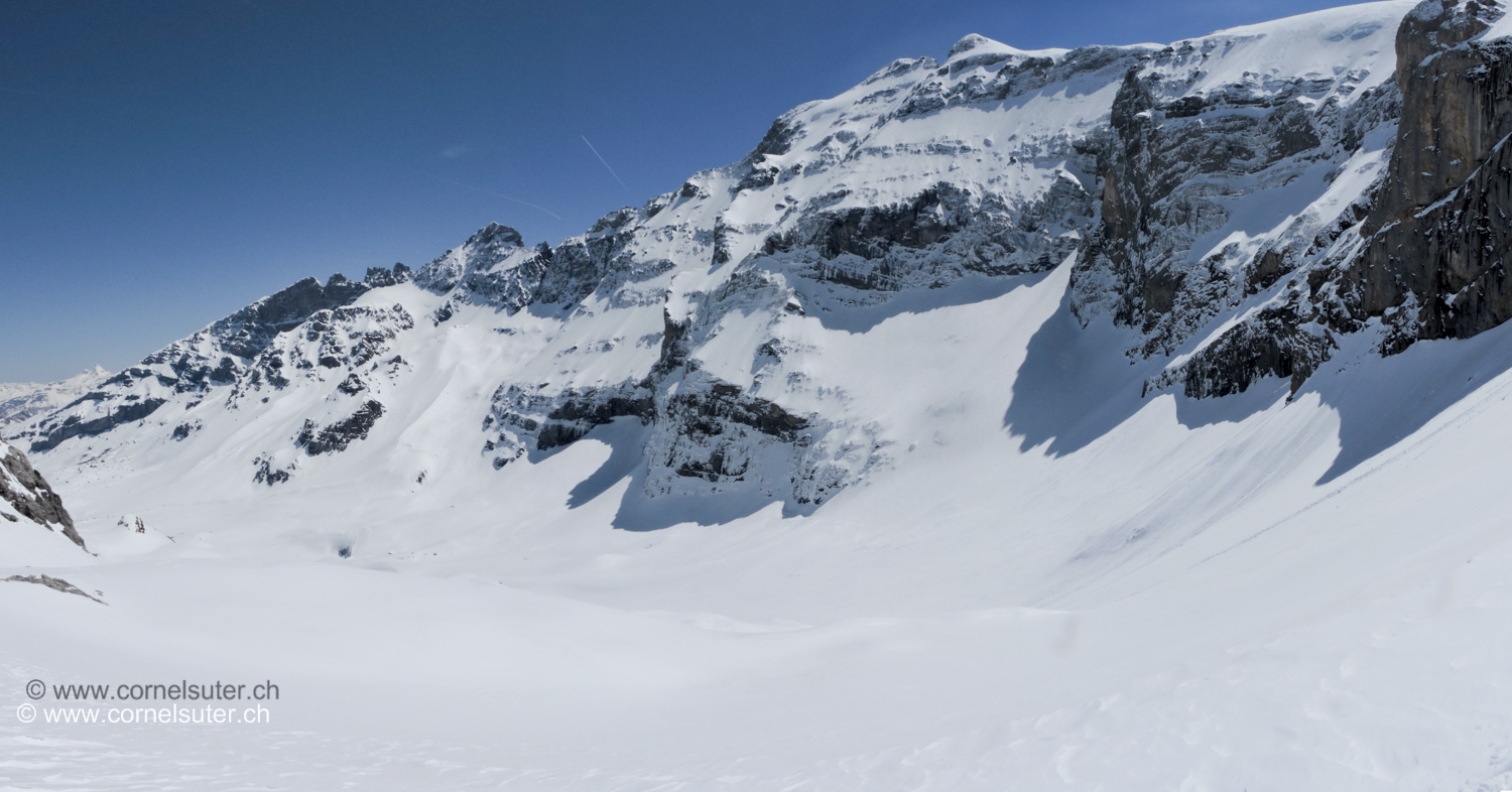 Wir sind bereits einige Höhenemeter hinuter gefahren, da sind wir beim Tierälpligrat mit Sicht in die Clariden Nordwand....