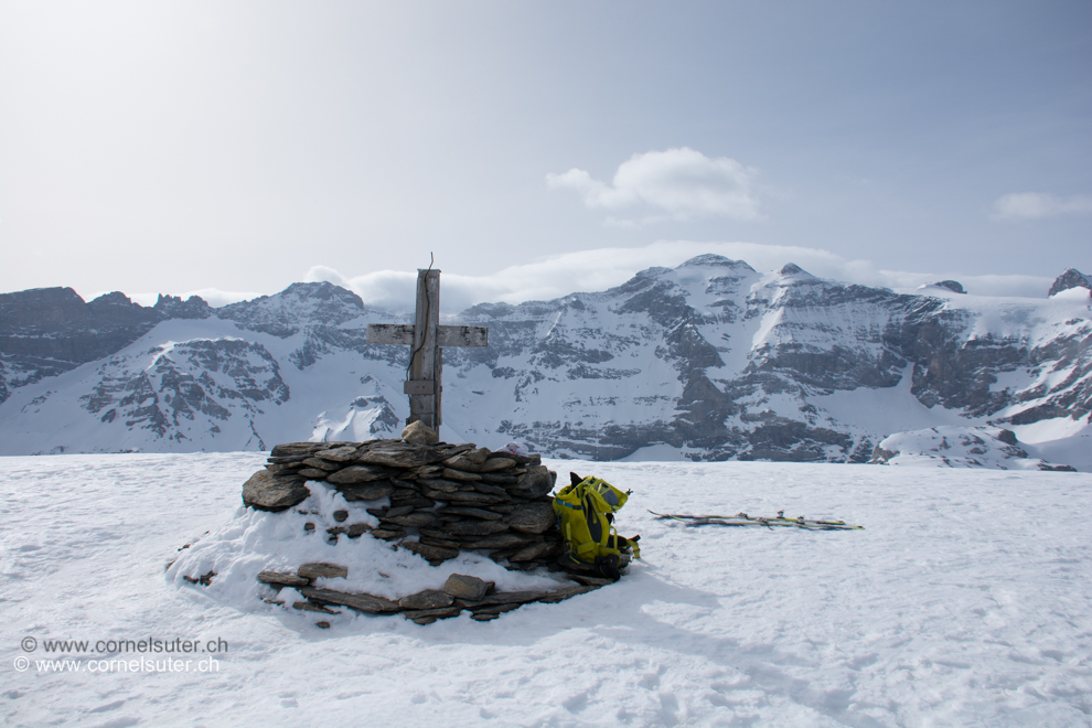 Angekommen auf dem Glatten 2505m. Im Hintergrund Clariden mit Nordwand und dr Mister T der Tödi 3614m voll i dr Föhnwalze... sehr ungemütlich ez det.....