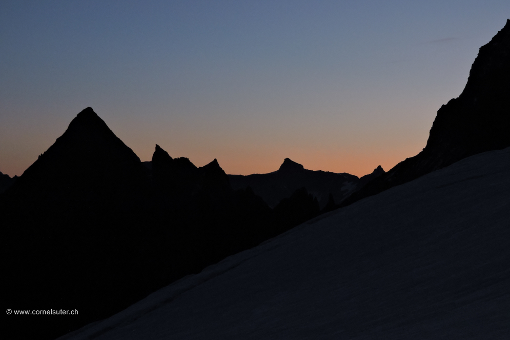 Morgenrot, links der Sustenspitz 2931m, mitte der Zwächten 3080m, rechts der Bächenstock 3010m.