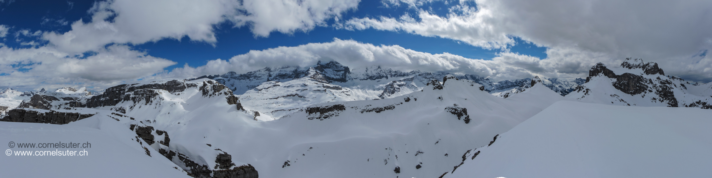 Panorama auf dem Rau Stöckli 2290m, die Föhnwalze ist deutlich zu erkennen.