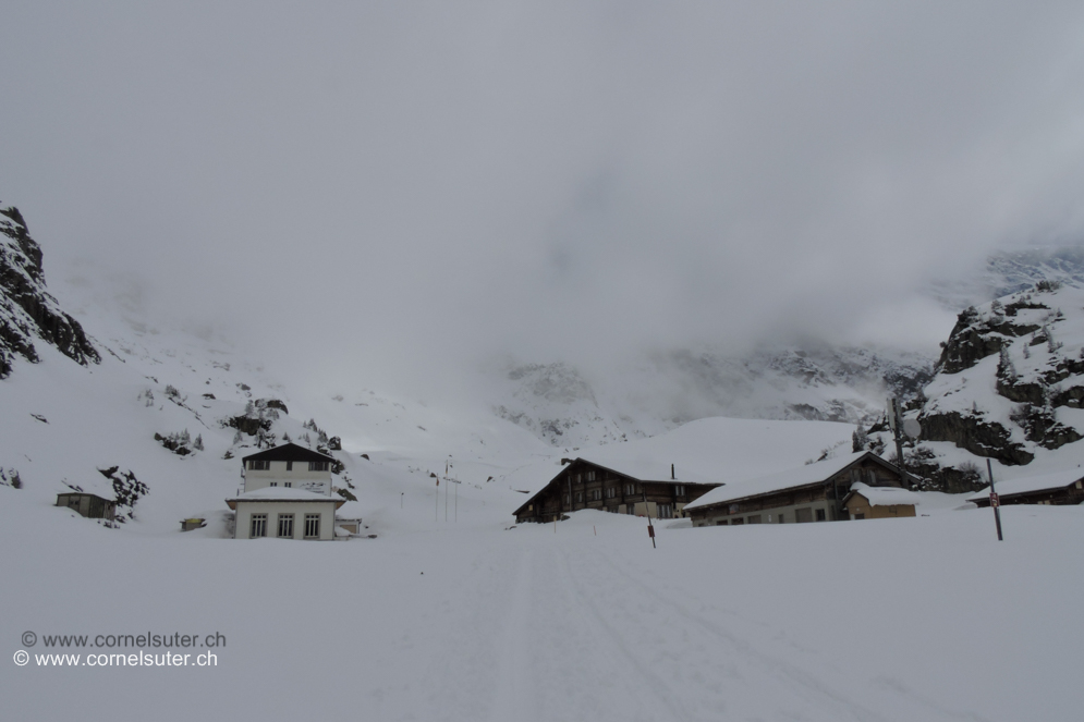 Ankunft beim Restaurant Steingletscher, noch tief im Winterschlaf.