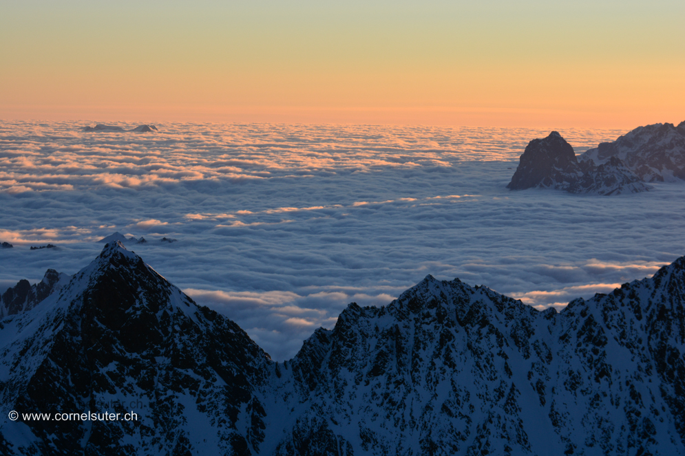 Nebelmeer nein!!! Ein Nebelozean.....!!  so weit das Auge reicht alles Nebel, bis auf eine Höhe ca 2400m. Die Gross Windgällen 3187m (Klick Bericht lesen) , rechts, wirft ihren Schatten auf den Nebel. Links hinten der Glärnisch.