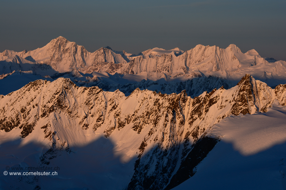 Bergkette an Bergkette, mit dem Finsteraarhorn 4274m (Klick Bericht lesen), Lauteraarhorn 4042m, Schreckhorn 4078m... usw....