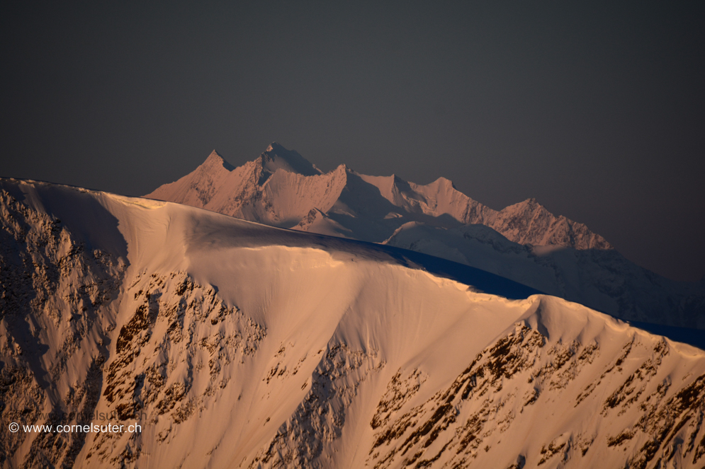 Am Horizont, Täschhorn 4491m, Dom 4545m (Klick Bericht lesen), Lenzspitze 4294m, Nadelhorn 4327m (Klick Bericht lesen), Stecknadelhorn 4241m , Hobärghorn 4219m (Klick Bericht lesen), Dirruhorn 4035m.
