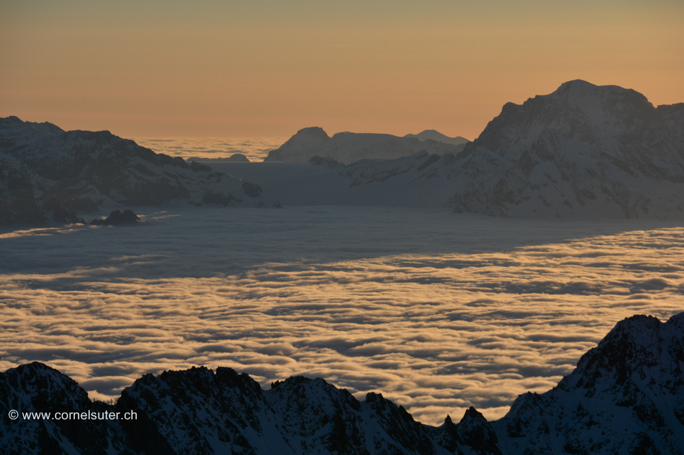 Rechts der Tödi 3614m (Klick Bericht lesen), der Nebel reicht bis zum Hüfifirn....