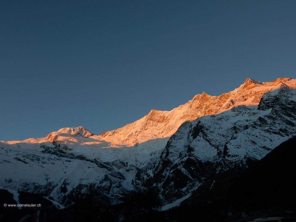 Ankunft in Saas-Fee, von Links Alphubel 4206m, Täschhorn 4491m, Dom 4545m, Lenzspitze 4294m.