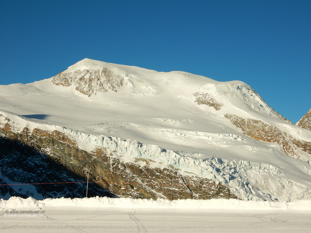 Sicht zum Alphubel 4206m, kommend von Links Alphubeljoch, nun ca mitte Bild hinauf.