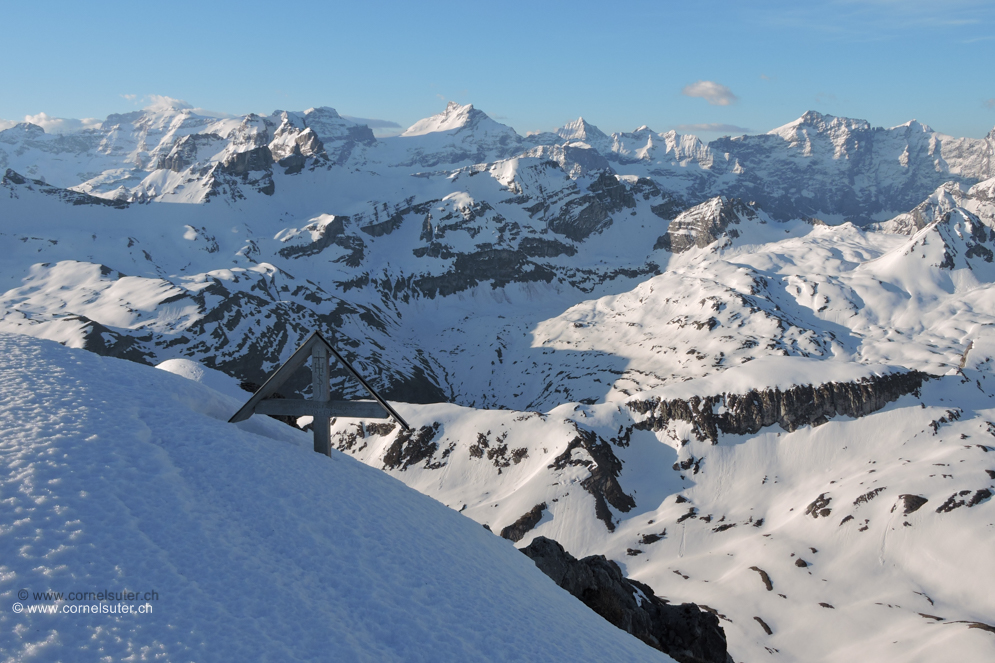Noch viel Schnee beim Gipfelkreuz...