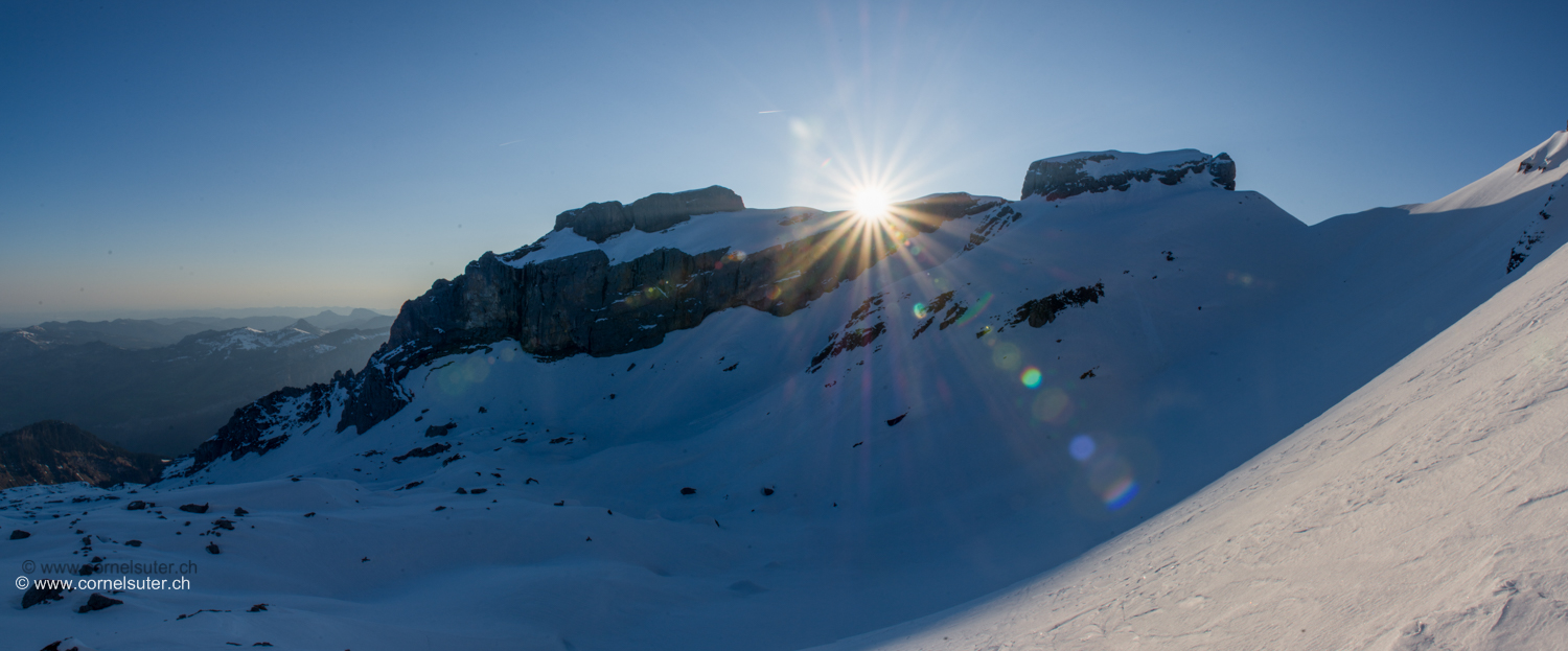 Fantastisch, die Sonne über dem Blüemberg 2405m, rechts davon der Chronenstock 2451m.