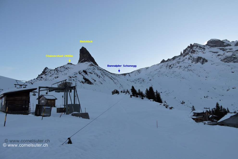 Entgegen der Skitouren Route um nicht an Höhe zu verlieren, sind wir nicht hinunter zum Urnerstafel. Sondern ab der Bergstation zuerst in östliche Richtung nach Seewmaden
