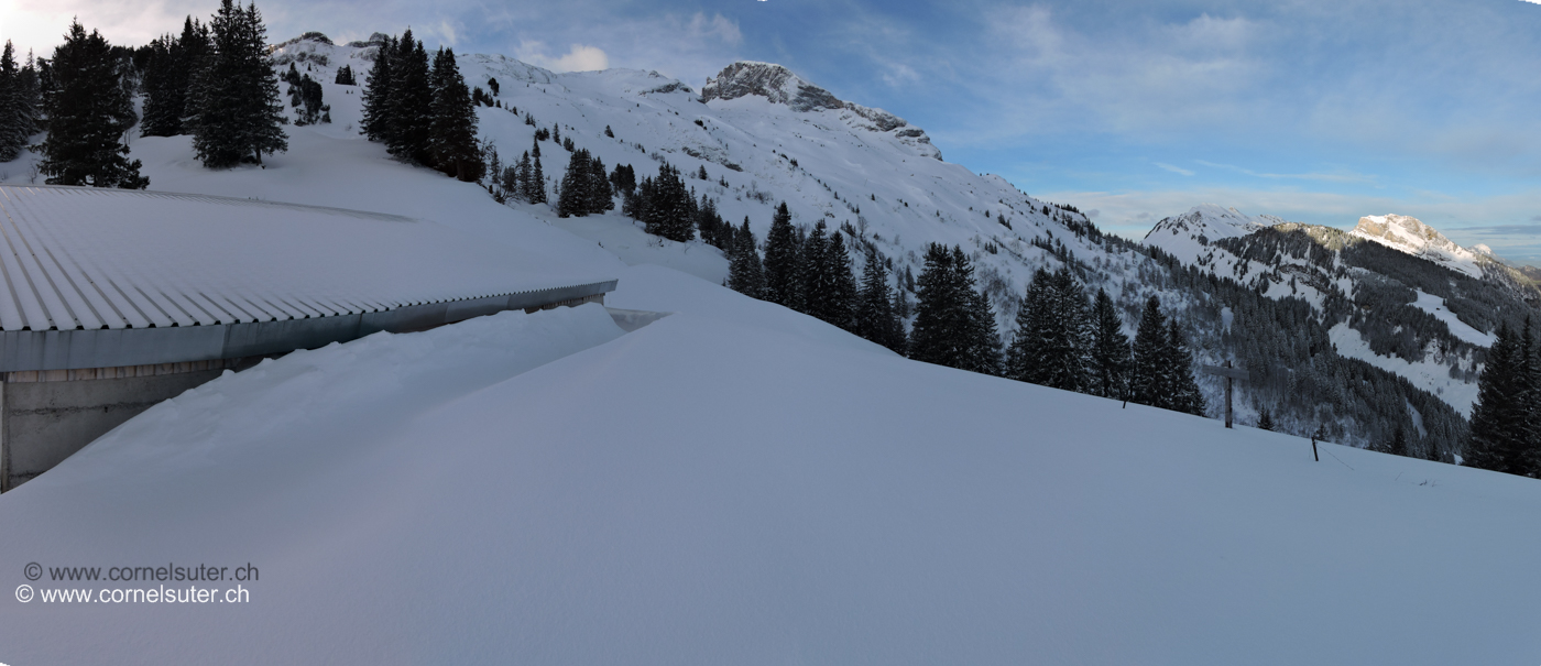 Pano Aussicht beim Ahöräli 1543m, sicht zum Gross Achslenstock 2175m und Planggstock 1761m.