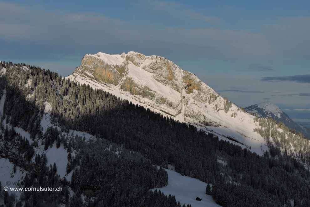 Jetzt leuchted der Planggstock 1761m hinten die Rigi.
