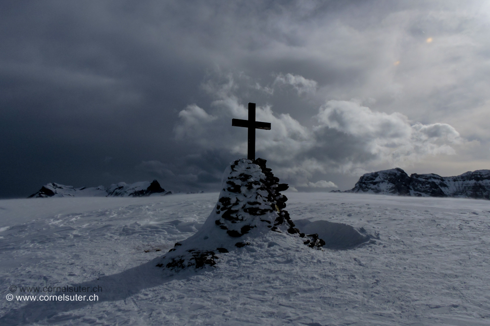 Das Gipfelkreuz auf der Twäränä 2319m