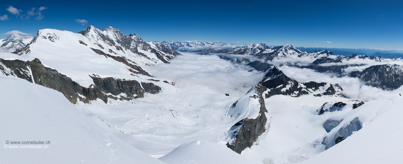 Pano Aussicht Richtung Mischabelgruppe, Saas-Fee unter dem Nebel.