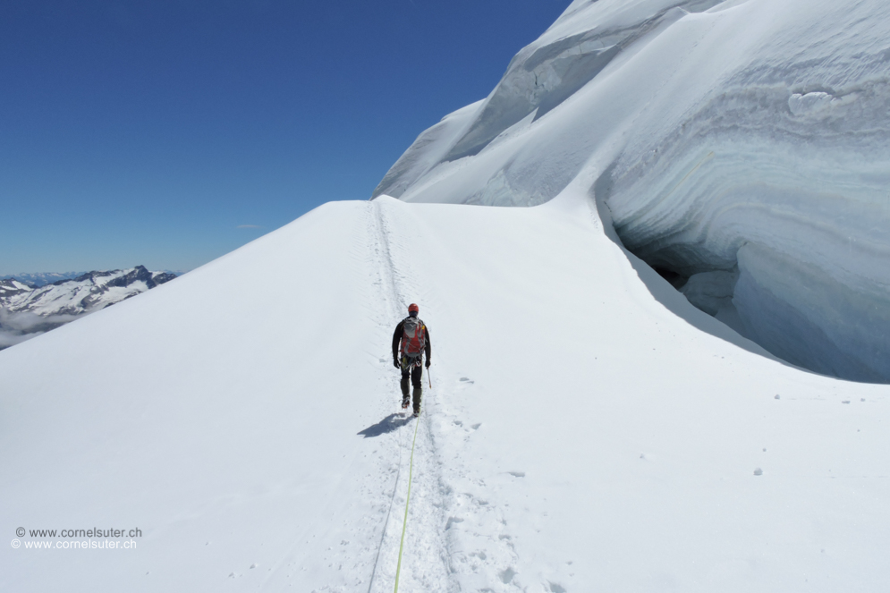 Am Abstieg vom Allinhorn auf der Normalroute, in den letzten Jahren gab es hier immer mehr und mehr Gletscherspalten, Anseilen könnte von Vorteil sein.
