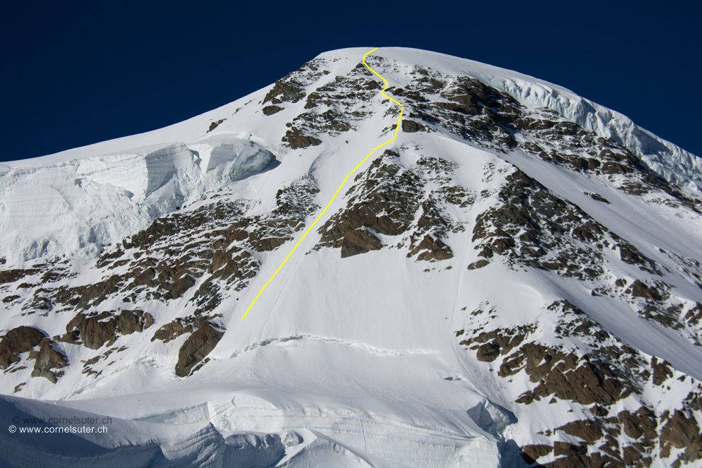 Ausstiegswand, jedoch droht von Links ein möglicher Gletscher abbruch, zügig durch und hinauf...!!!