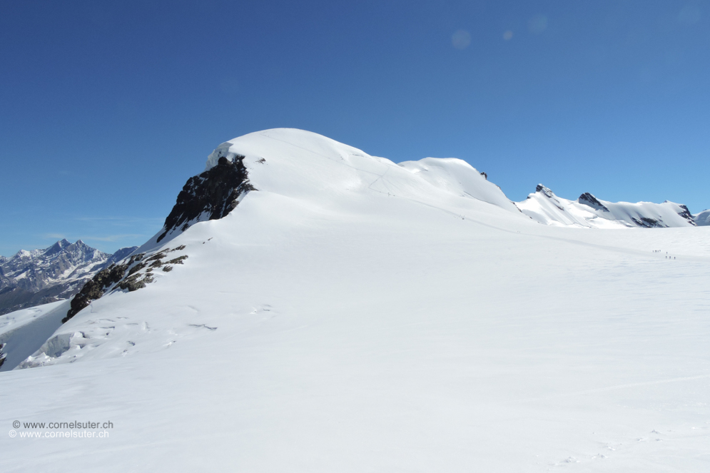 Bei der Station Klein Matterhorn Sicht zurück auf die Normalroute zum Breithorn.