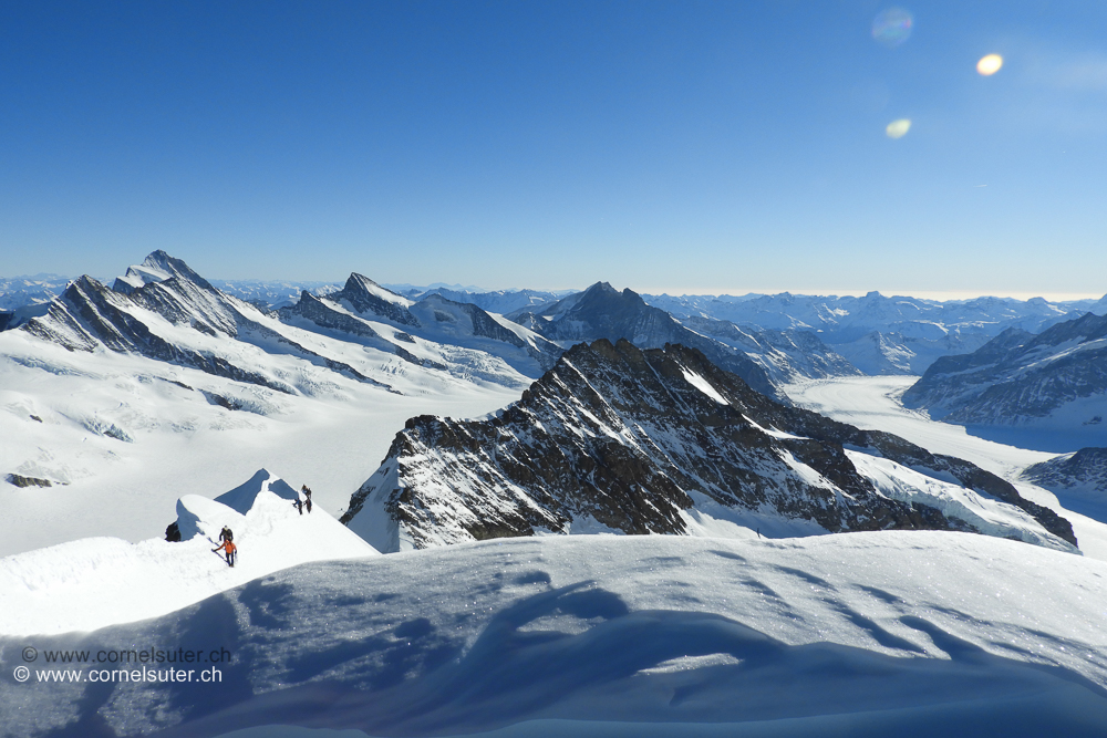 Aussicht am Gipfel, Bergsteiger am Auf/Abstieg.....