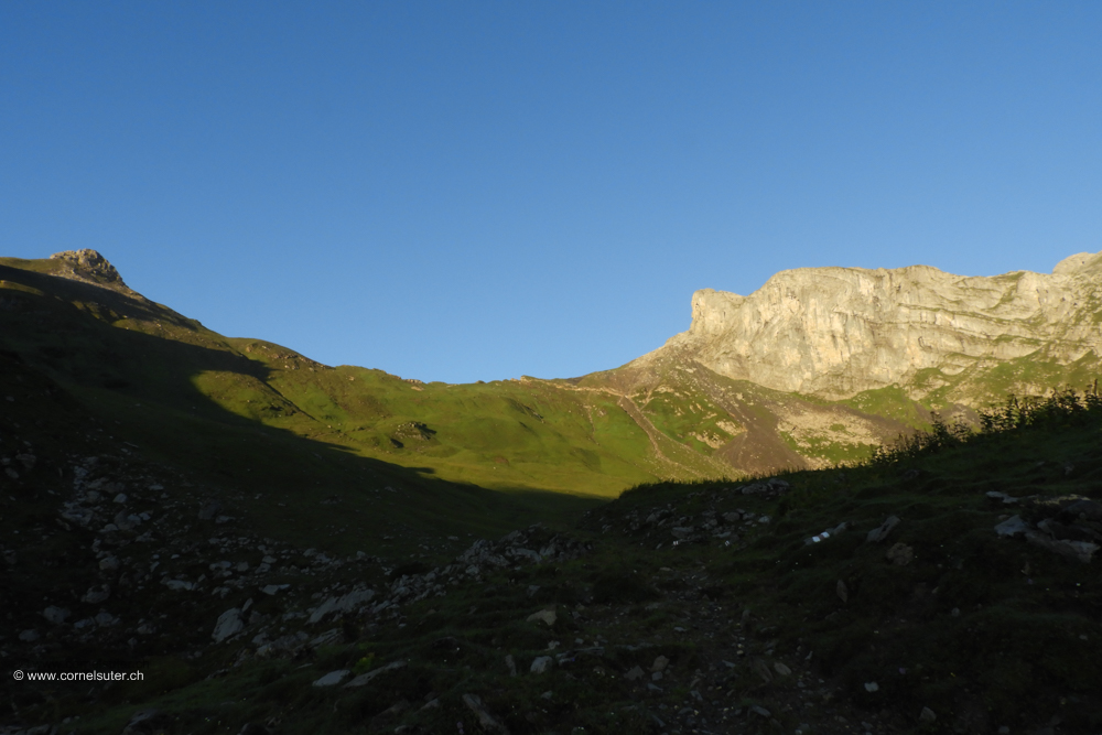 Auf dem Bergweg hinauf zur Ruosalpler Chulm