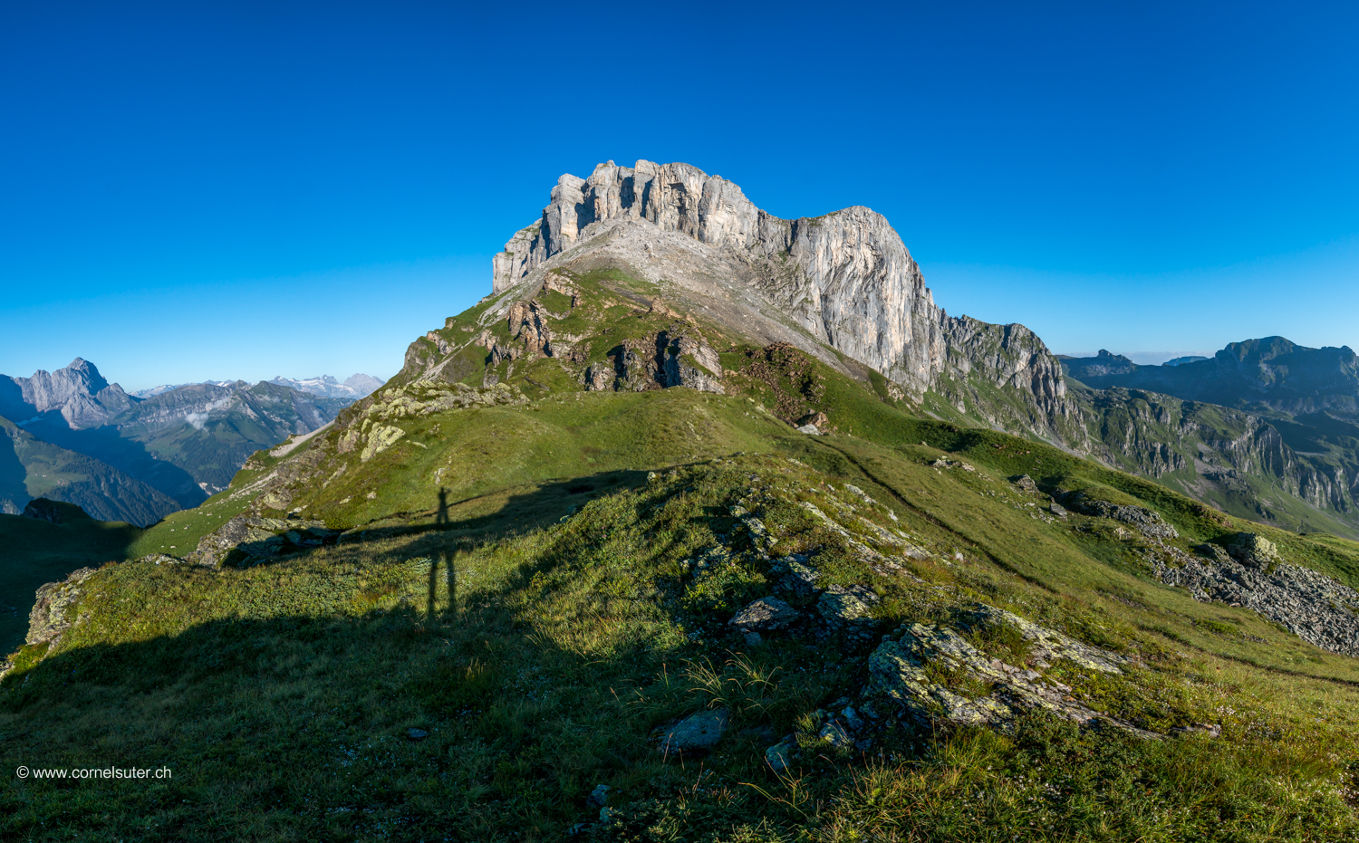 Sicht zur Läged Windgällen, die Route führt weiter auf dem Geländerücken.