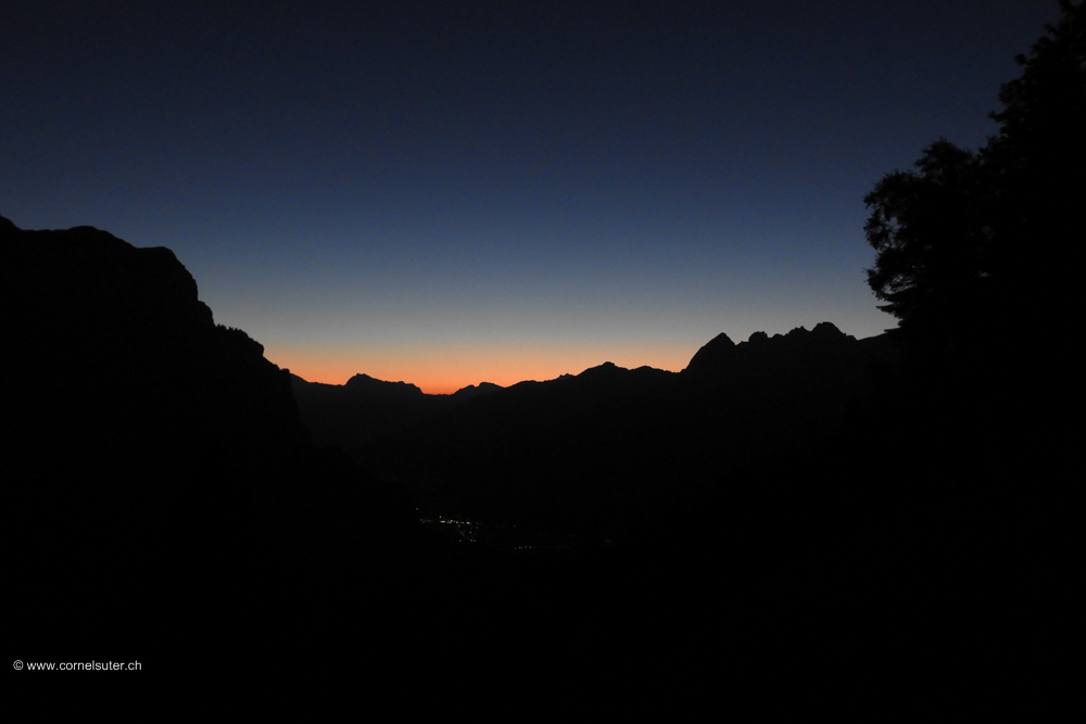 Morgendämmerung im Aufstieg zur Alp Mittelstafel.