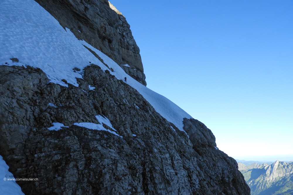 Hier das Band das 2te der Anfang von der langen Traverse ca 800m lang. Als grössen vergleich dient der Bergsteiger im Band.....