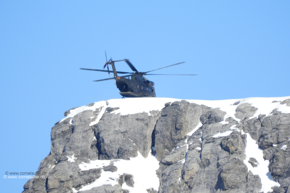 Ein Helikopter der Deutschen Luftwafe landet auf dem Chli Spannort 3140m.