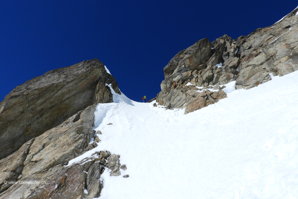 Aufstieg zum Bächenstock, steil durch ein Couloir hinter einem Felszacken hinauf zu einem kleinen Sattel.