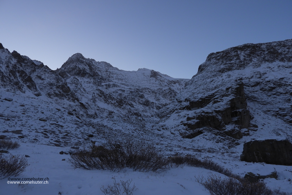 Frisch verschneite Landschaft, am Start.