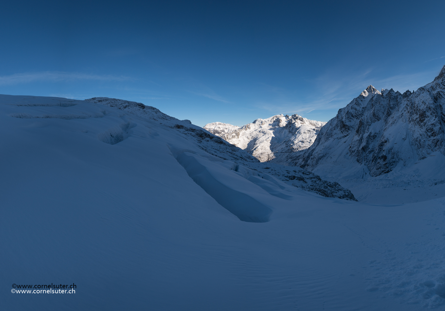 Wir befinden uns bereits oberhalb des ersten Gletscherbruch und blicken über den Gletscher mit Spalten hinüber zu den Fünffingerstöck usw...