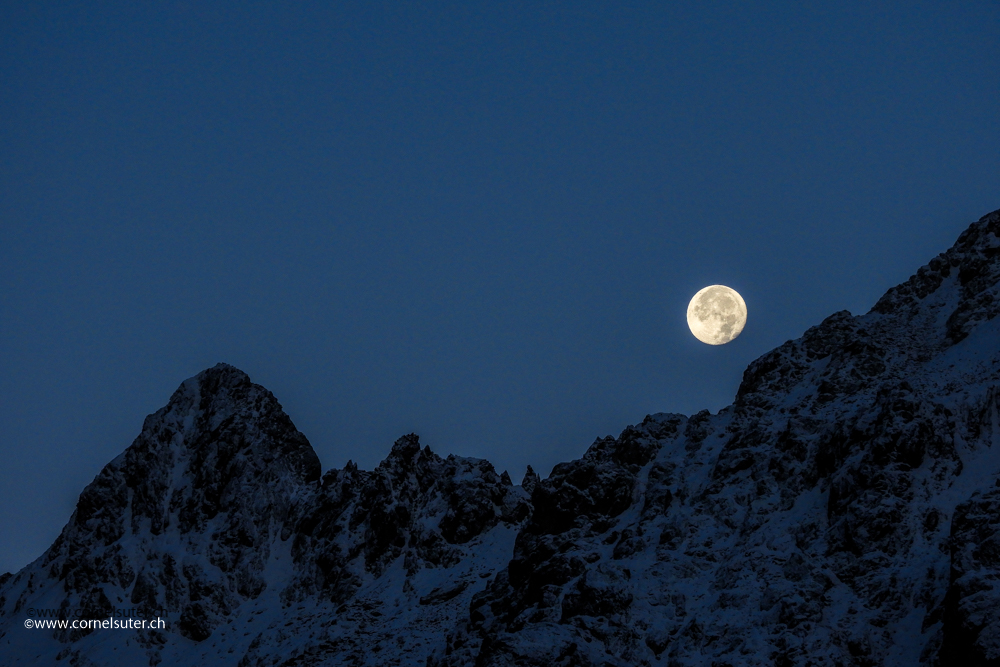 Der Mond geht unter und macht der Sonne später platz...