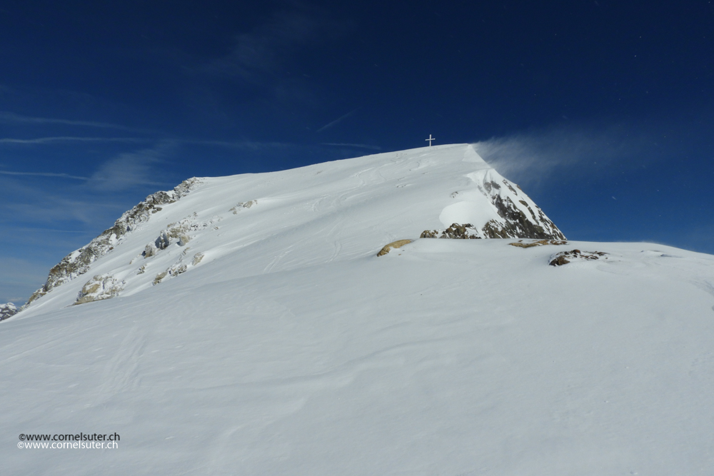 Sustenhorn 3503m Gipfel, man beachte rechts die Schneefahne, der Wind ist auch da, gefühlte minus 15Grad..