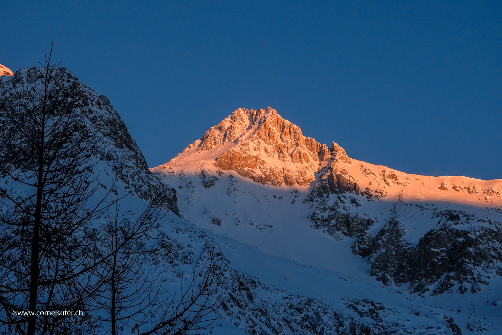 Die Sonne erreicht das Chüebodenhorn.