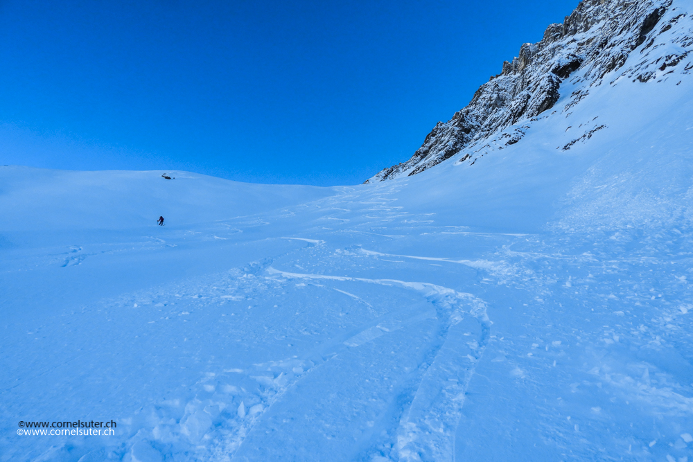 Im oberen Teil abfahrt im besten Pulverschnee.