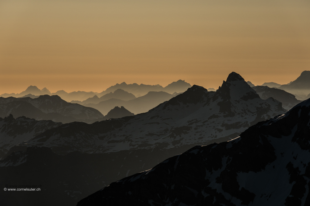 Grate und Berge, eher rechts die Chärpfs, Gross und Klein.